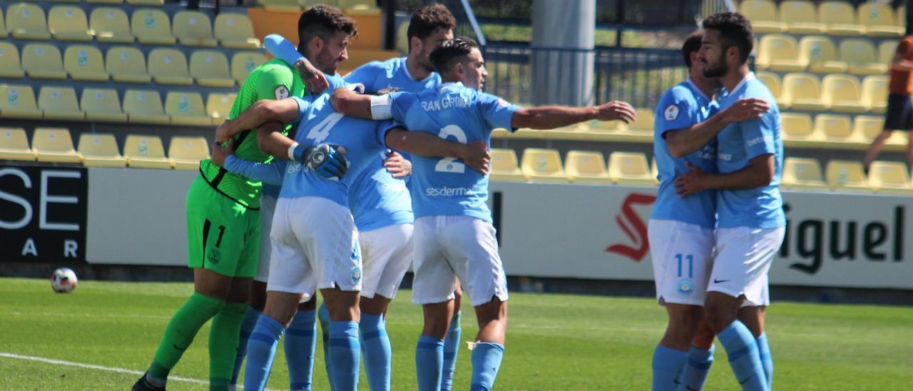 Los jugadores de la UD Ibiza celebran uno de los goles que marcaron ayer