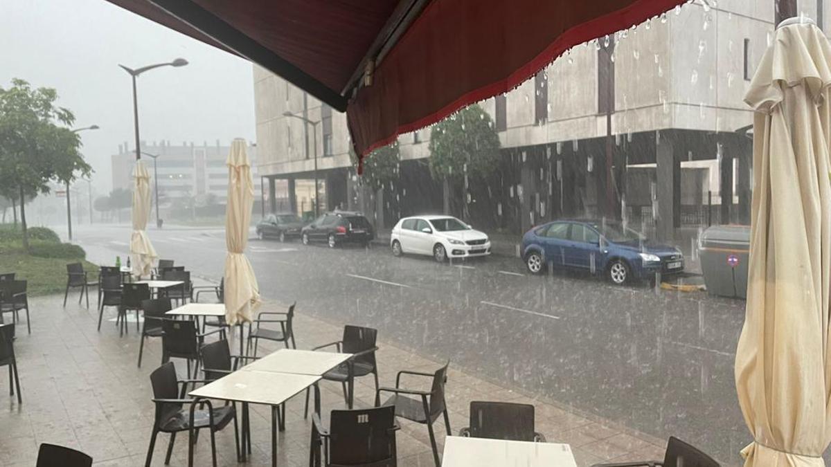 Lluvia en una terraza en Gijón