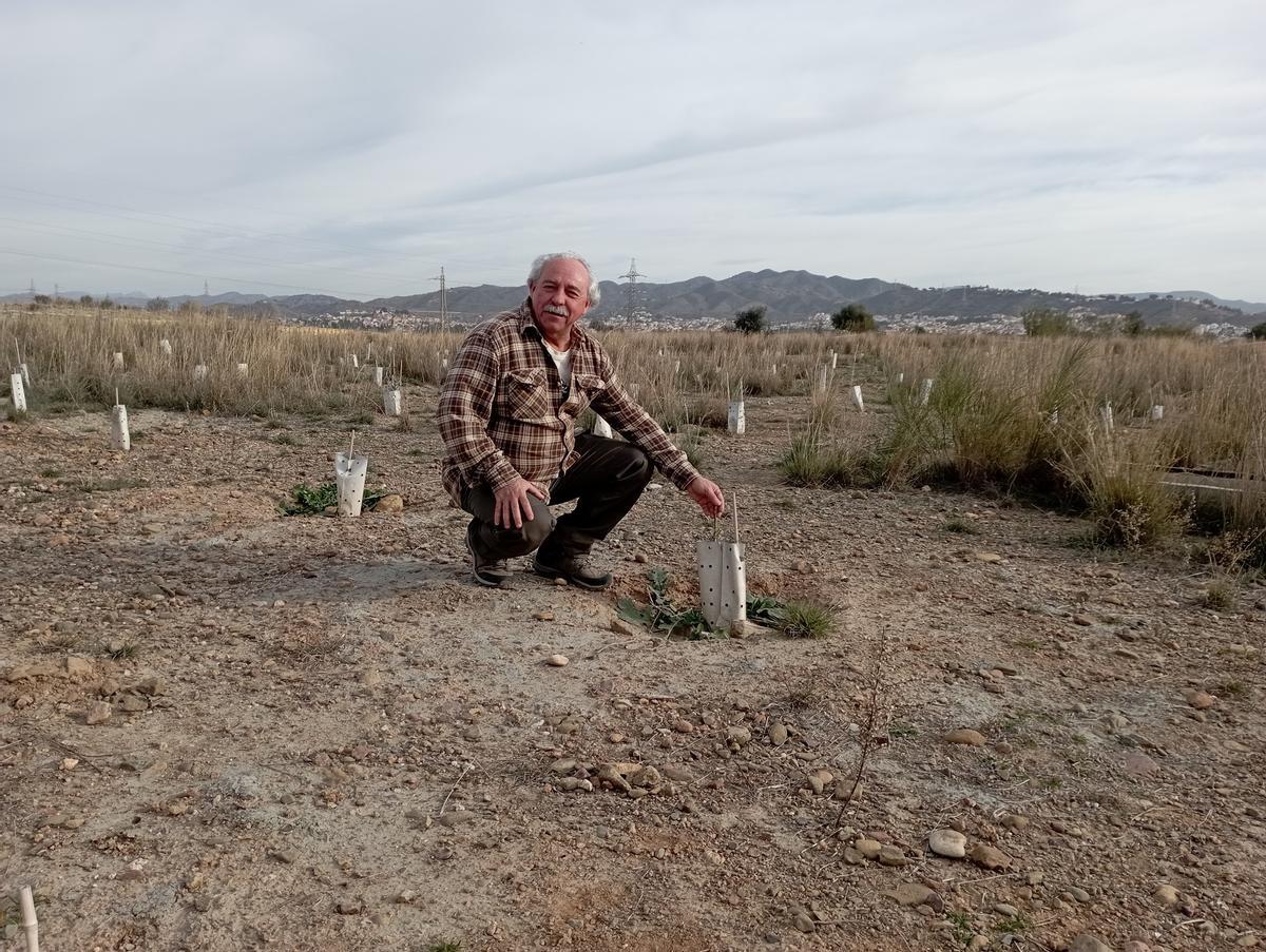 Miguel Ángel Barba, fundador de la asociación Almijara, con plantaciones en el vertedero sellado de Los Asperones.