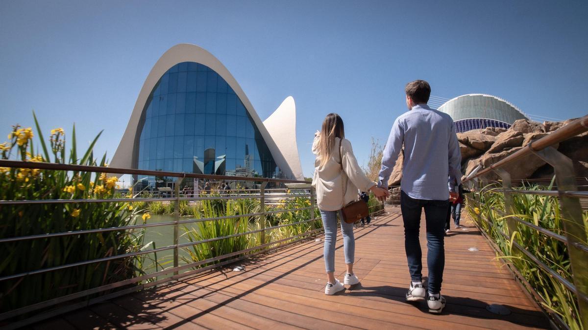 Una pareja pasea por las proximidades del Oceanogràfic de Valencia.