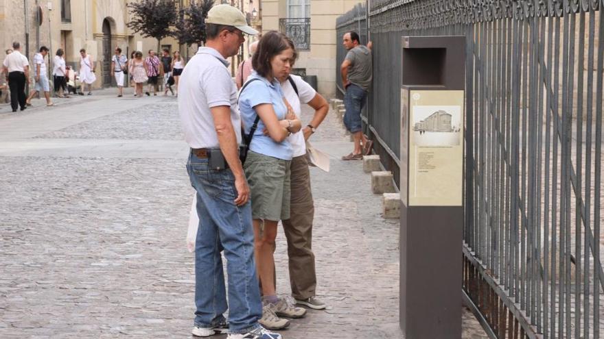 Turistas, frente a la iglesia románica de La Magdalena.