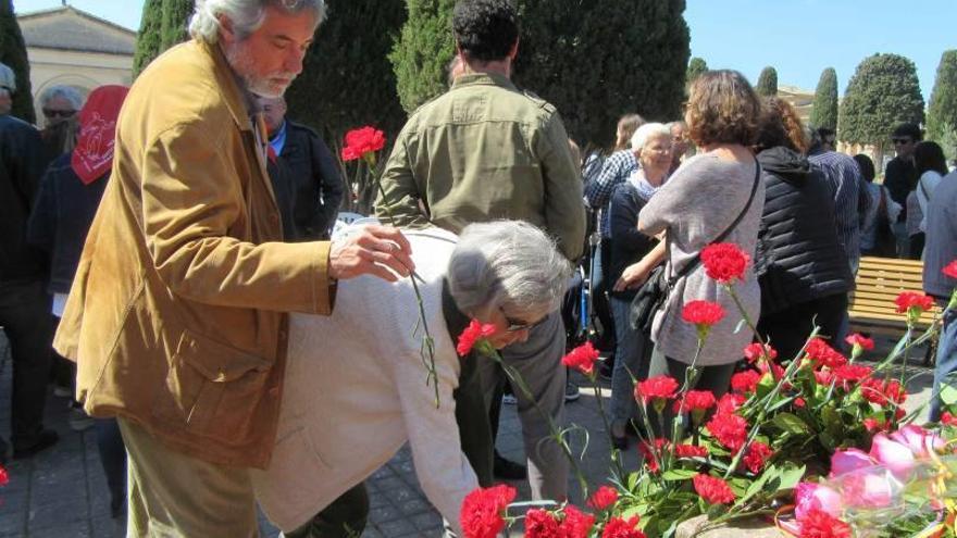 No faltó la ofrenda floral, con abundantes claveles.