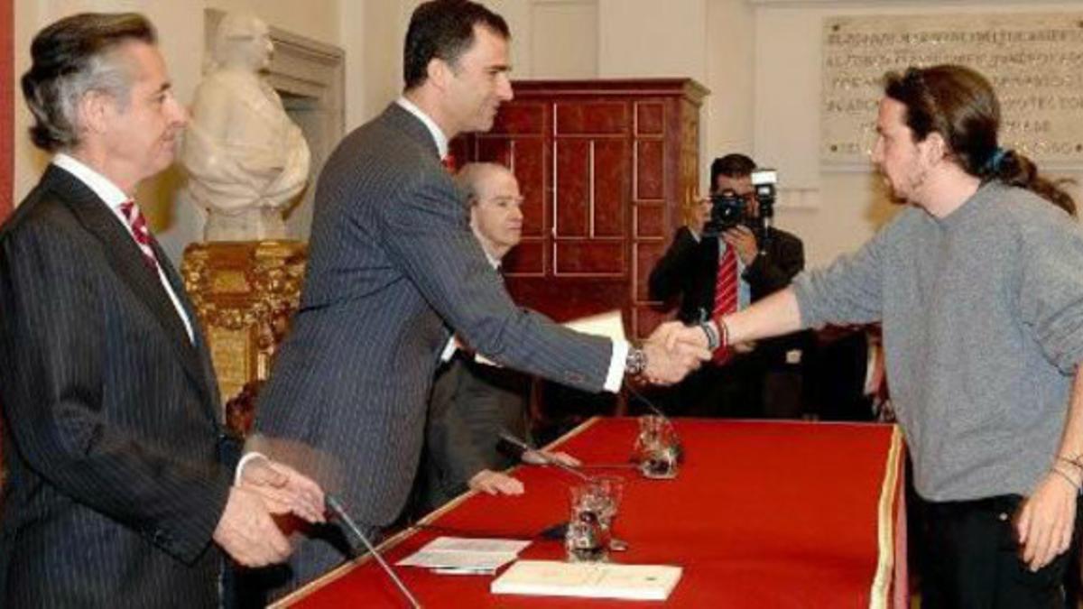 La instantánea de Pablo Iglesias dando la mano al entonces príncipe de Asturias ante la mirada del entonces presidente de Caja Madrid Miguel Blesa. tomada en el 2007.