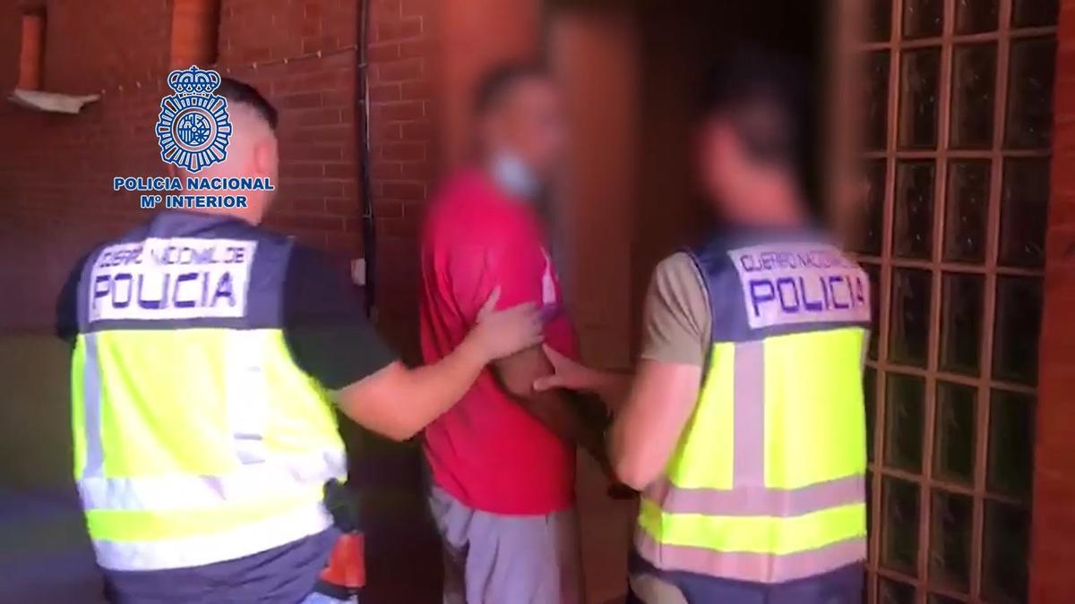 La Policía con uno de los siete detenidos en Crevillent y Callosa de Segura.