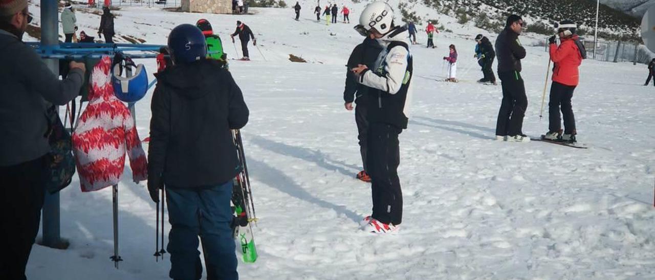Esquiadores en Valgrande-Pajares, en la zona de la escuela de esquí.