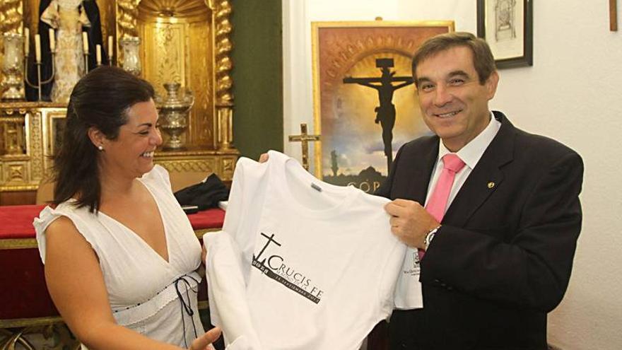 La Agrupación presenta la camiseta oficial del Vía Crucis