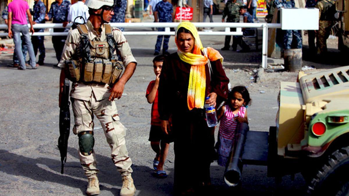 Un soldat iraquià fa guàrdia a prop del Banc Central de l’Iraq, després que insurgents amb uniformes militars irrompessin al banc en un aparent intent de robatori.