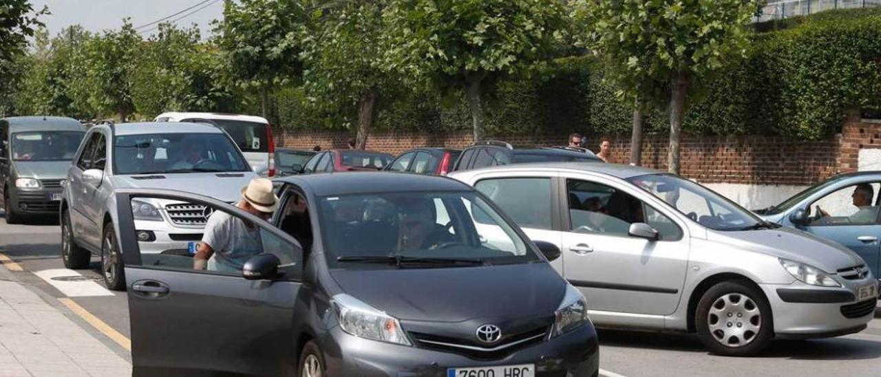 Varios vehículos buscan aparcamiento en la avenida del Gayo.