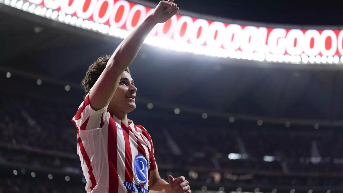 Julián Álvarez rescata al Atlético de su agujero con un 'hat-trick'