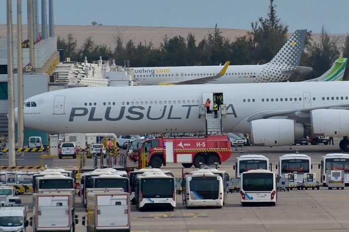 11-04-2020 TELDE. Llega al aeropuerto de Gran Canaria un avión procedente de China con material sanitario. Fotógrafo: Andrés Cruz  | 11/04/2020 | Fotógrafo: Andrés Cruz