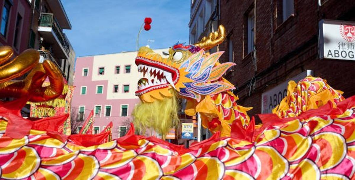 Las comparsas de asociaciones de la comunidad china desfilarán con deslumbrantes trajes e interpretarán coreografías tradicionales