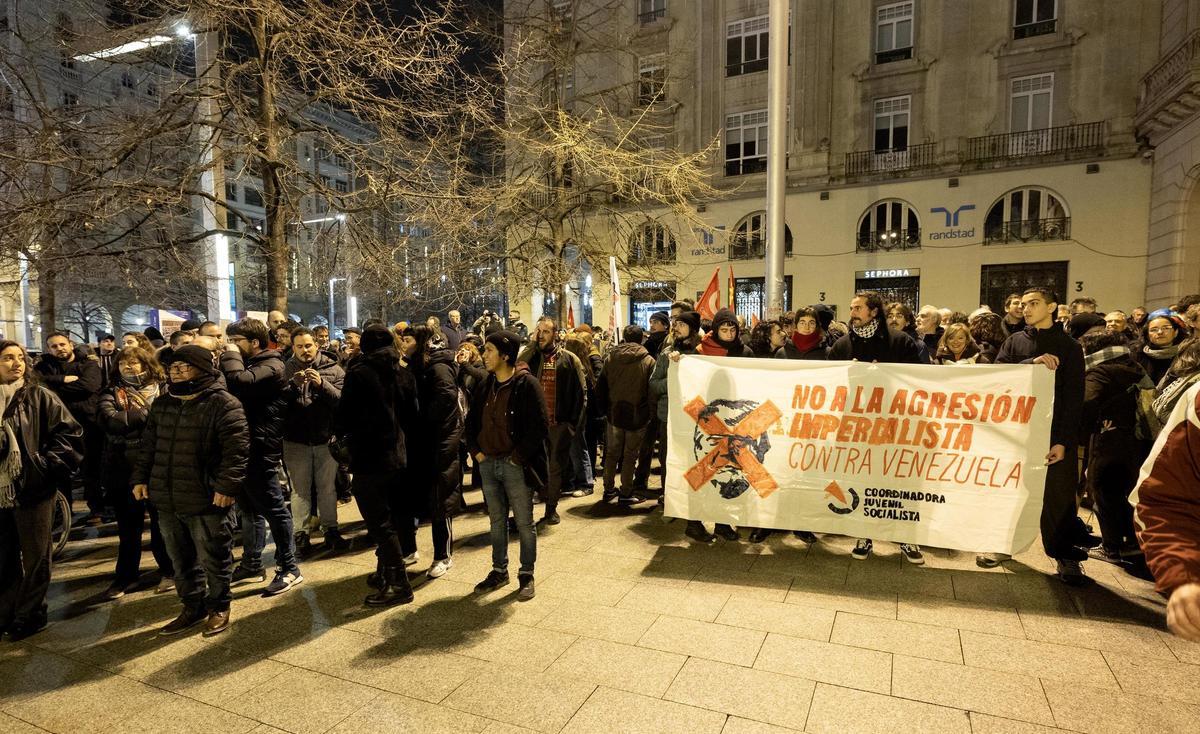 Defensores y detractores de la captura de Nicolás Maduro se enfrentan en la plaza España de Zaragoza. Defensores y detractores de la captura de Nicolás Maduro se enfrentan en la plaza España de Zaragoza.