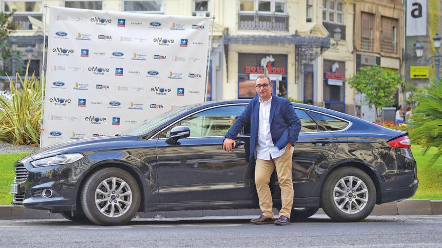 Ricardo Torres, junto al Mondeo cedido por Ford