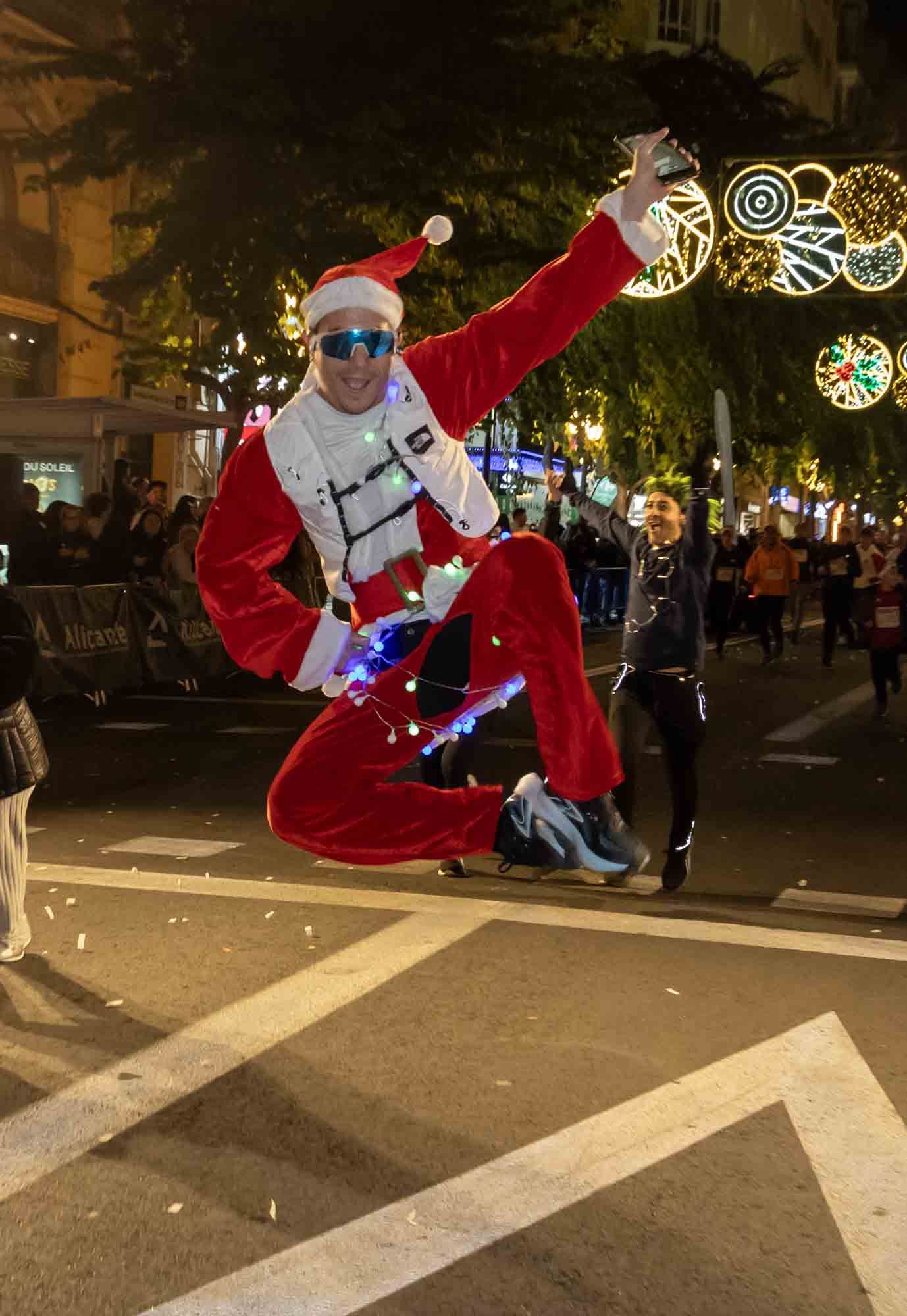 La San Silvestre de Alicante llena de colorido la ciudad
