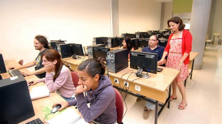 Cristina Allende, de pie, durante una clase en la Politécnica de Mieres.