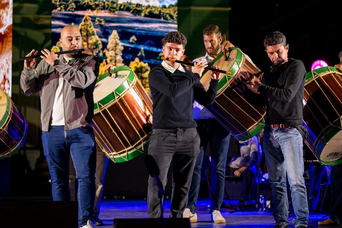 Gáldar convierte la Plaza de Santiago en una gran fiesta canaria
