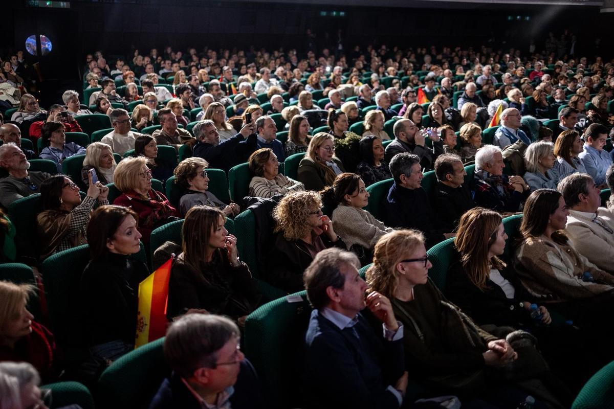 En imágenes | Primer gran acto del PP en Zaragoza para las elecciones del 8F y visita de Azcón y Ayuso a la Basílica del Pilar