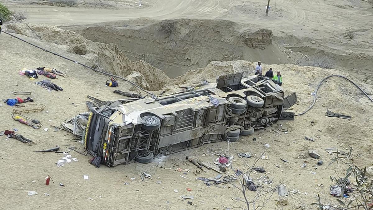 El autobús siniestrado en Perú, tras caer por un precipio.