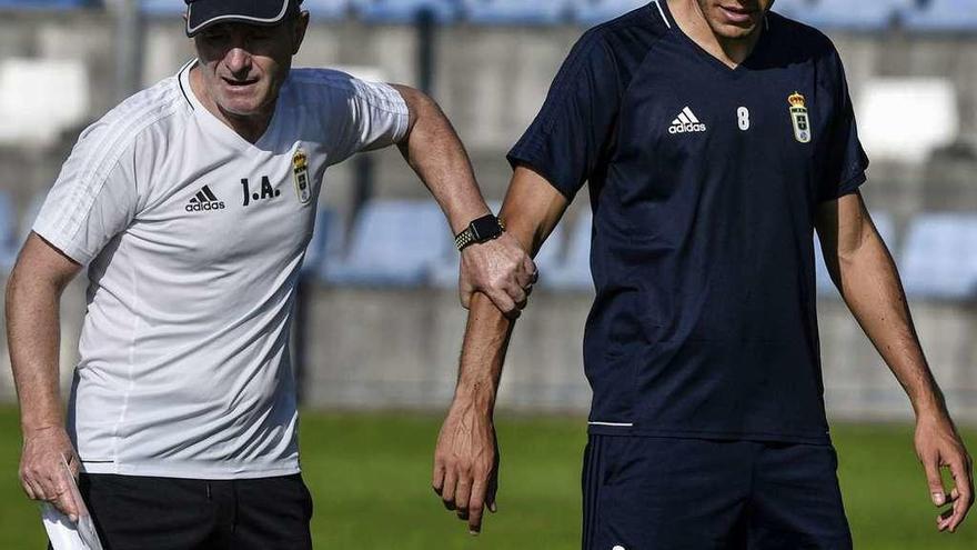 Anquela, a la izquierda, ayer agarrando a Folch durante el entrenamiento del Oviedo en El Requexón.