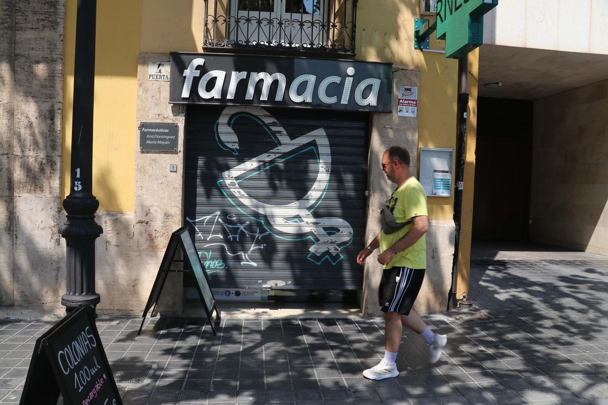Farmacias valencianas han bajado las persiana este miércoles como gesto de cprotesta por los impagos en las facturas del Consell