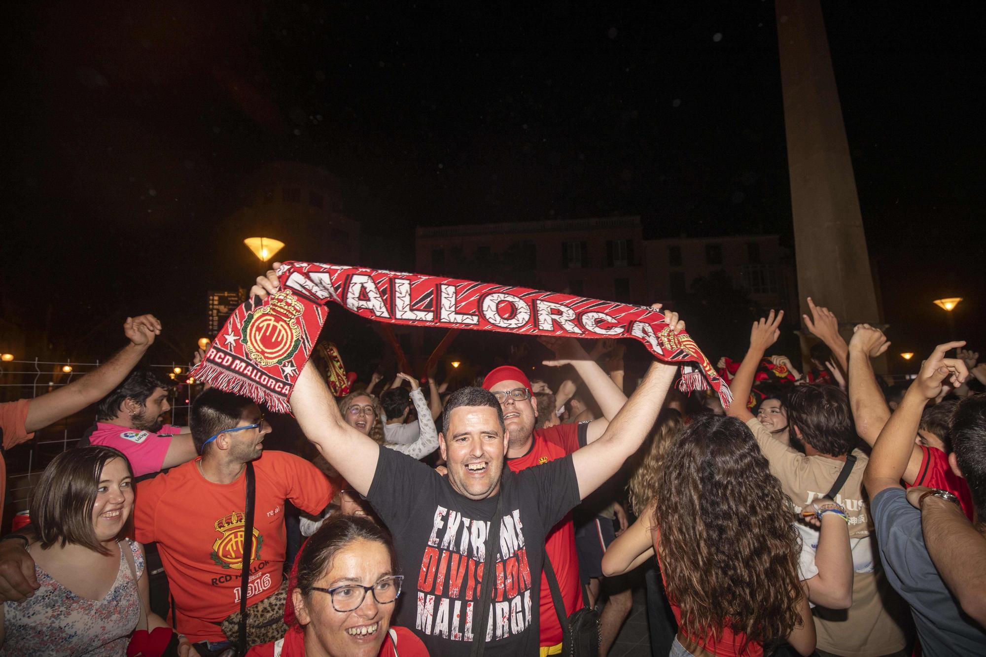 El Mallorca es de Primera: La euforia de la afición se desata en la plaza de las tortugas de Palma