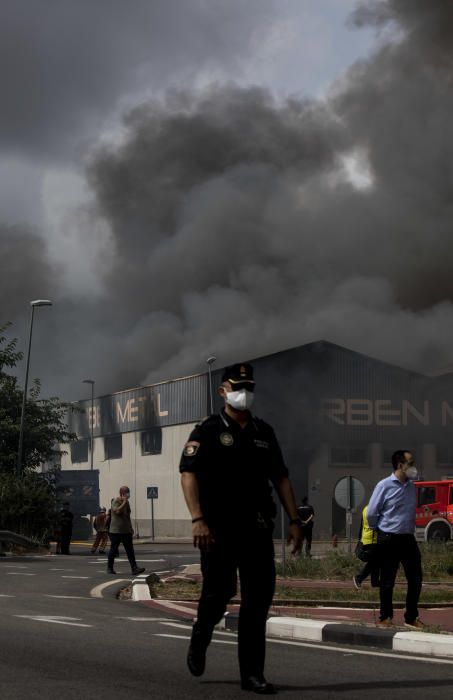 Incendio en una empresa del Polígono Industrial la Fillola, en Aldaia