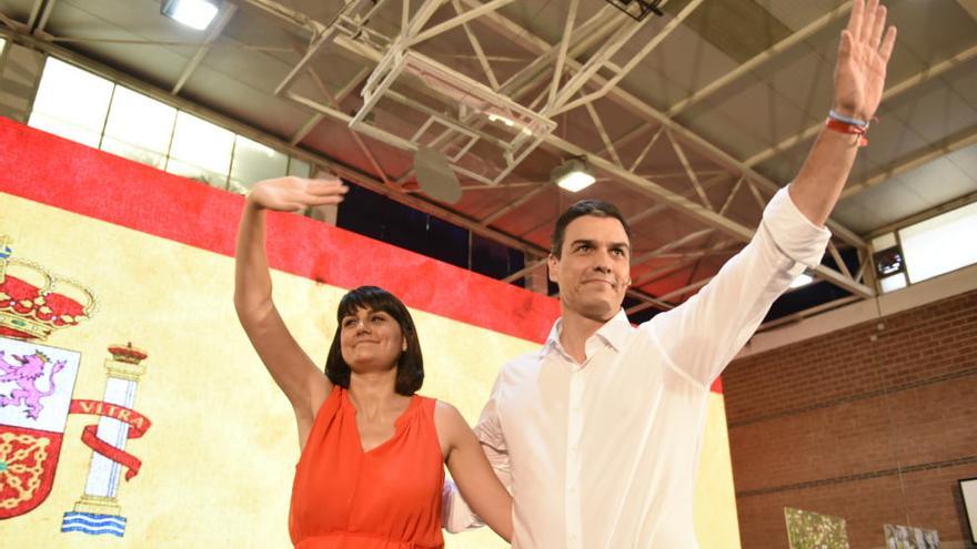 María González junto a Pedro Sánchez, en el mitin en Murcia durante la campaña