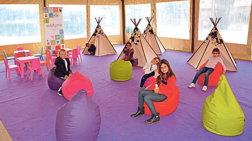 Niños jugando en el espacio decorado por Kidshome.