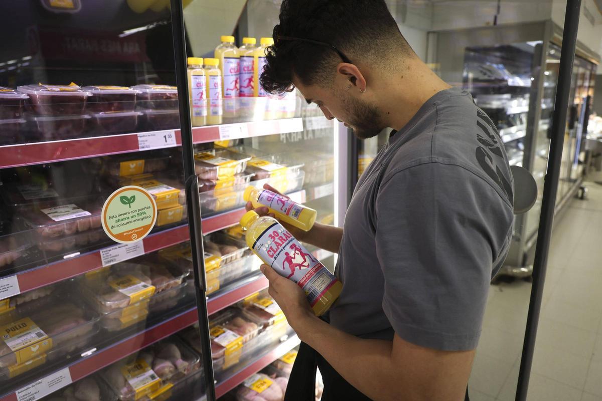 Un cliente analiza botellas de clara de huevo pasteurizadas en un super del Port de Sagunt, ayer
