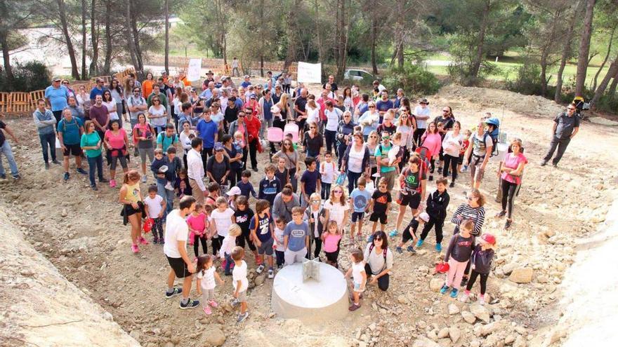 Unos 200 excursionistas se movilizan contra las torres eléctricas de Son Puig