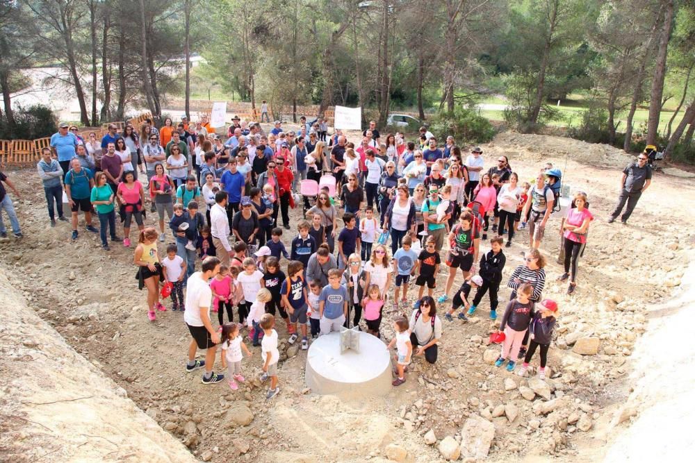 Unos 200 excursionistas se movilizan contra las torres eléctricas de Son Puig