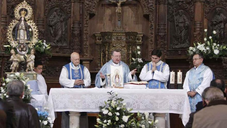 Actos religiosos del Día de la Purísima de 2010. La imagen de María Inmaculada, junto al altar.