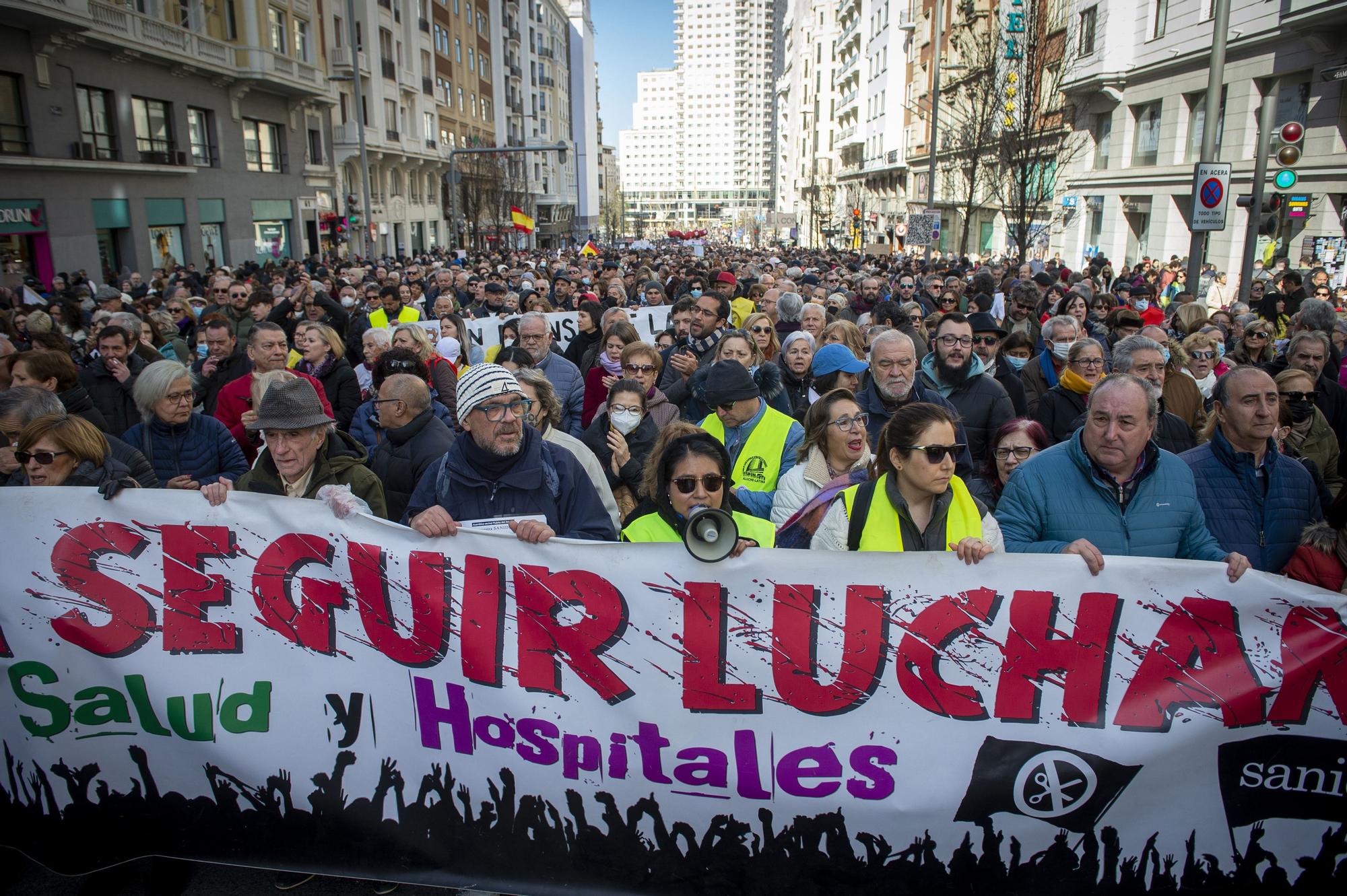 Varias personas portan la pancarta de cabecera de la columna de Plaza de España que marcha hacia Cibeles durante una manifestación contra el desmantelamiento de la Sanidad Pública, a 12 de febrero de 2023, en Madrid (España).
