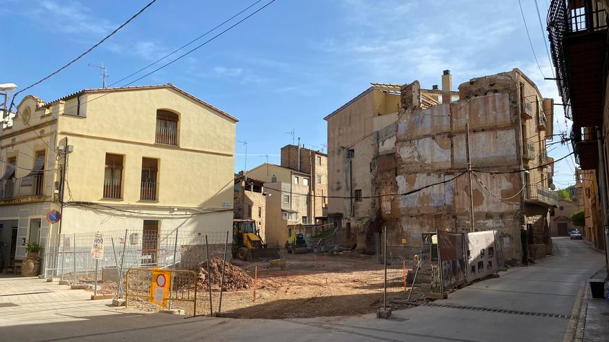 Cardona inicia l’enderroc d’un edifici de la futura nova plaça de la Coromina pel perill de l’estructura