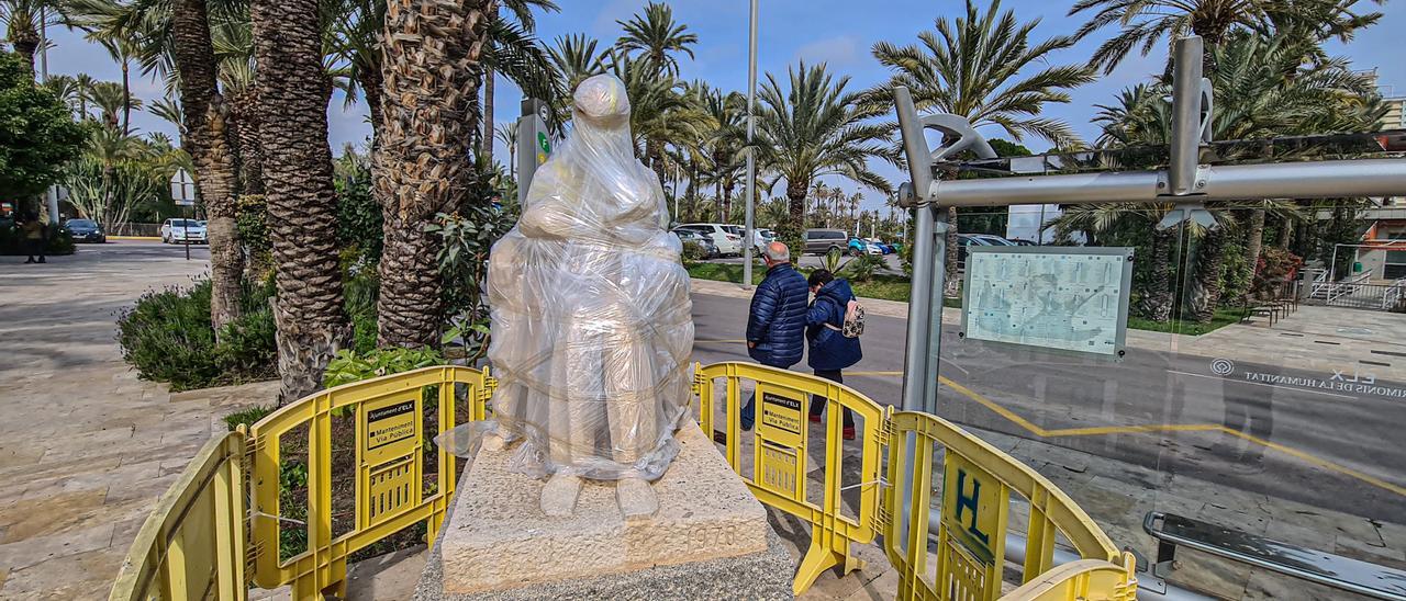 Monumento en homenaje al maestro tapado tras realizar la restauración en el Paseo de la Estación