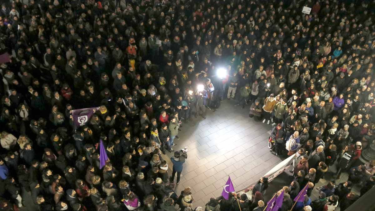 Concentración en la plaza del ayuntamiento de Sabadell como rechazo a la violación múltiple