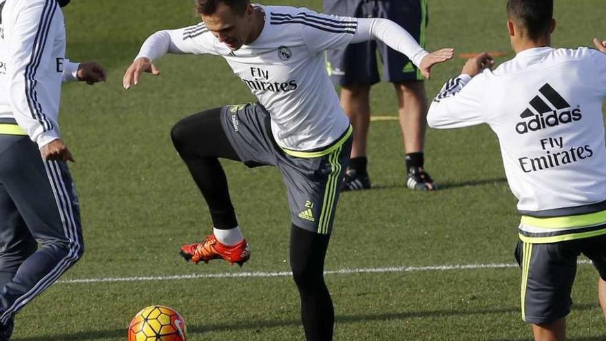 Cheryshev trata de controlar el balón en el entrenamiento de ayer del Madrid.