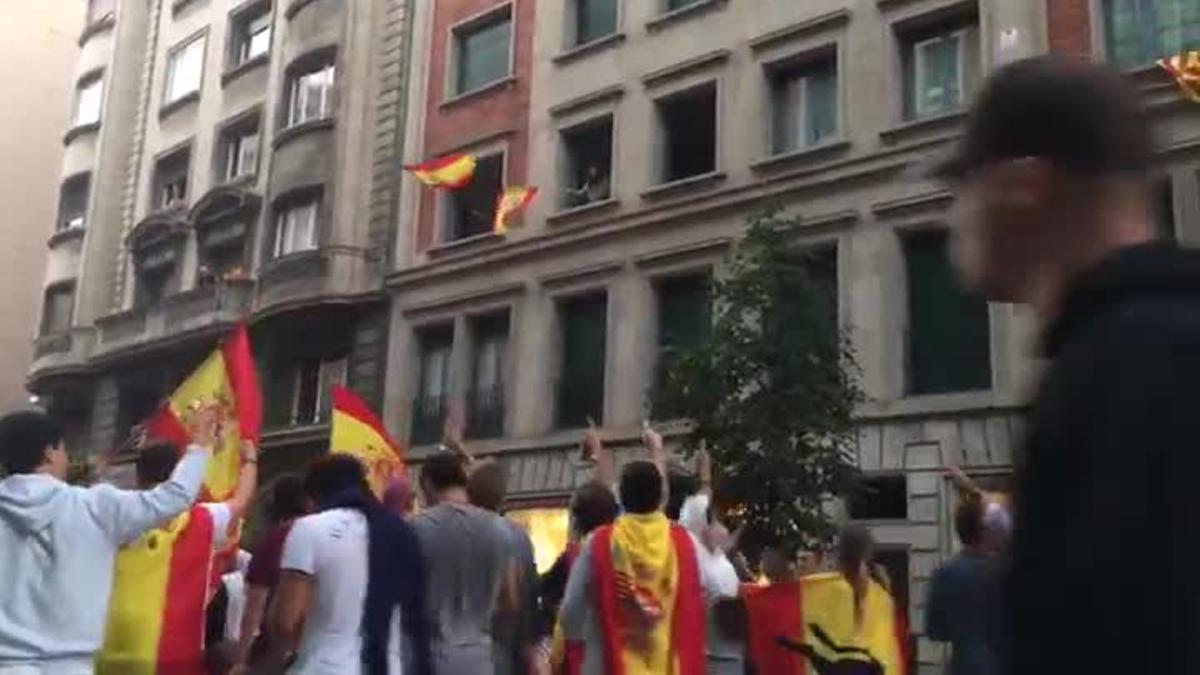 Jóvenes con banderas españolas en la calle Balmes.