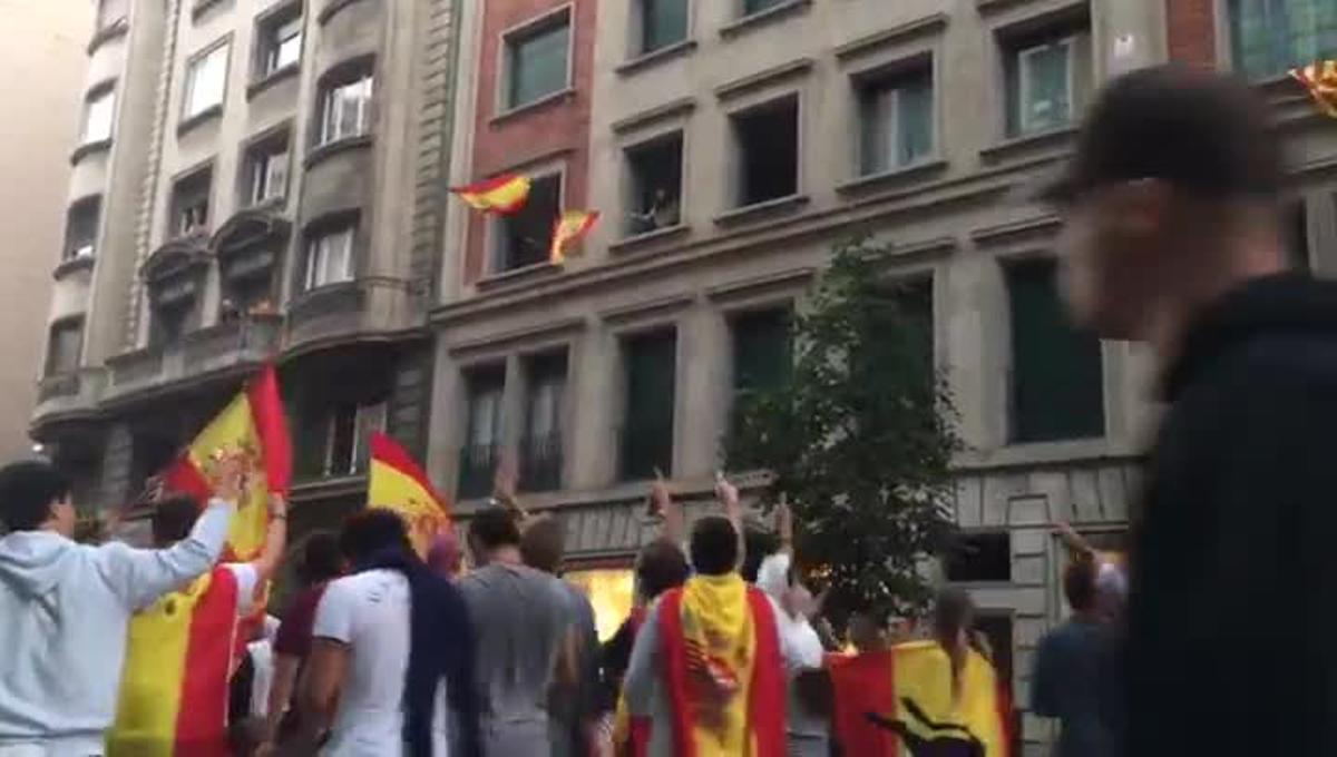 Joves amb banderes espanyoles al carrer Balmes.
