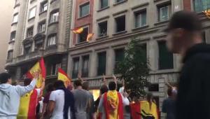 Joves amb banderes espanyoles al carrer Balmes.