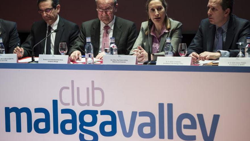 La ministra de Fomento, Ana Pastor (2d), preside junto al alcalde, Francisco de la Torre (2i); el presidente de Málaga Valley, Javier Cremades (d) y el presidente de la Comisión Nacional de la Competencia (CNC), Joaquín García-Bernaldo, la inauguración de la XIV reunión de presidentes del Club Málaga Valley.