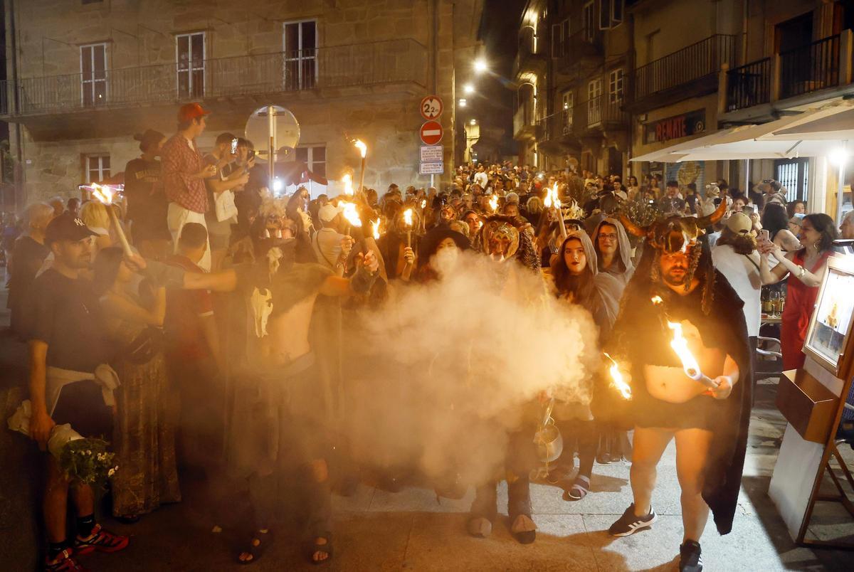 El Akelarre del Casco Viejo de Vigo entrando en la Plaza del Berbés para encender la hoguera de San Juan