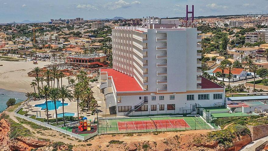 La llegada del AVE refuerza la movilidad turística con las playas de Orihuela Costa y Torrevieja. En la imagen el hotel La Zenia en playa Flamenca..