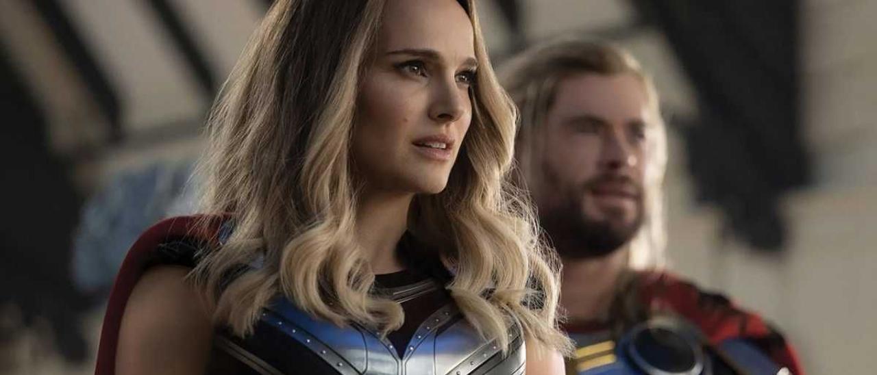 Natalie Portman y Chris Hemsworth, en una imagen de ’Thor: Love and thunder’.