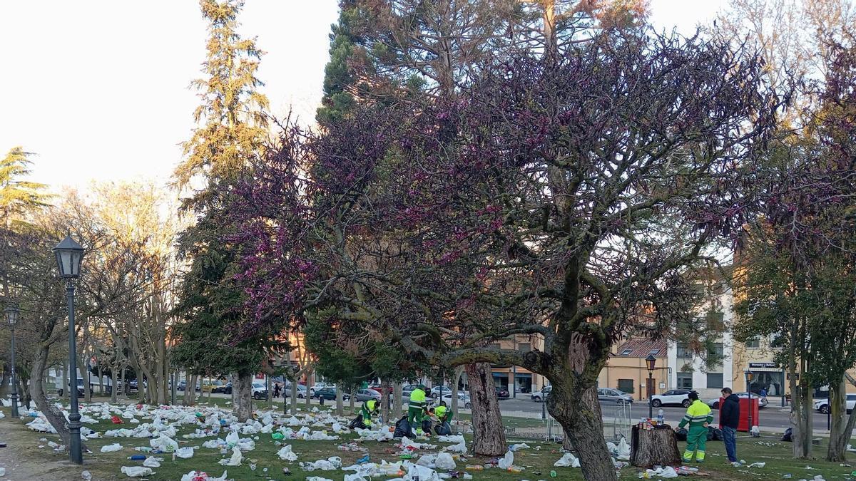 Así amanece San Martín tras el botellón del Jueves Santo en Zamora