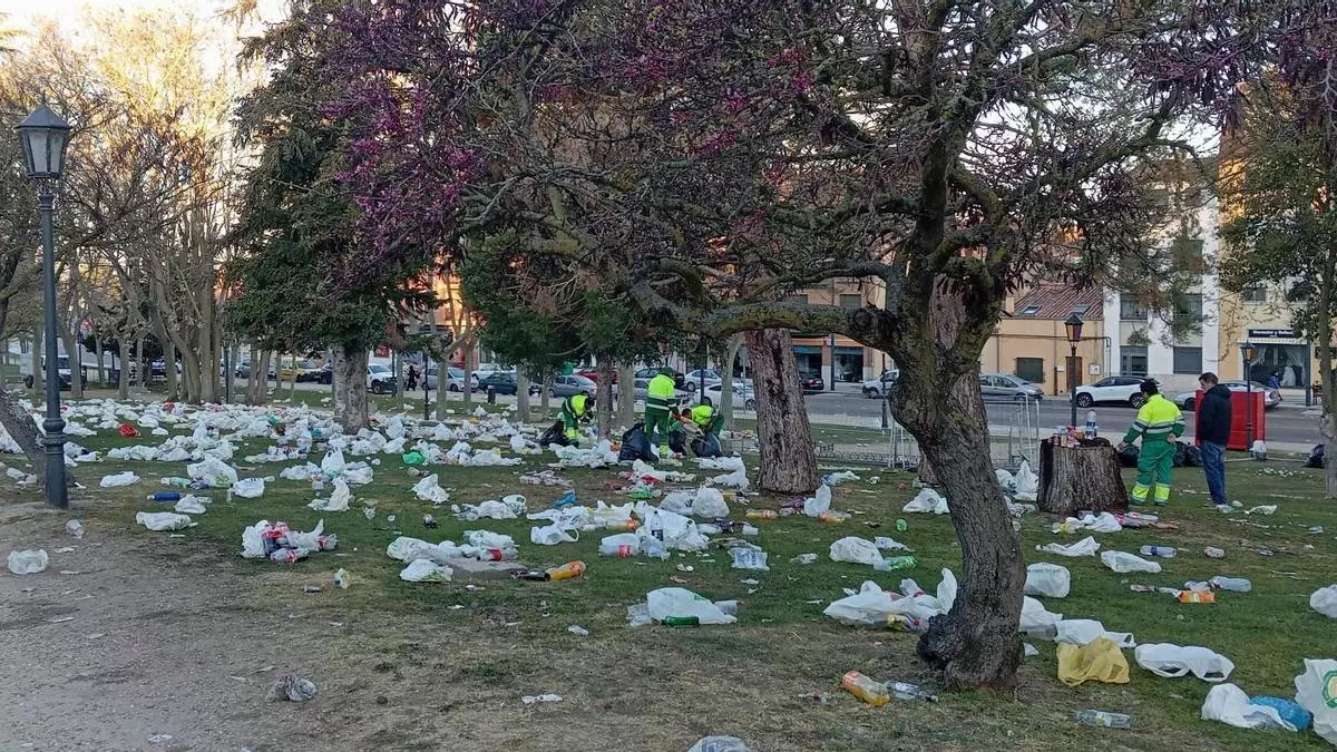 Los restos del botellón en San Martín en la mañana del Viernes Santo en Zamora: un campo de minas entre botellas, vasos y bolsas de plástico