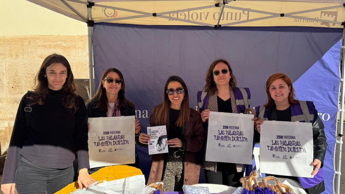 Isabel Segura acompañada del área de Igualdad en el Punto Violeta habilitado en el Ayuntamiento de Paterna este 25N.