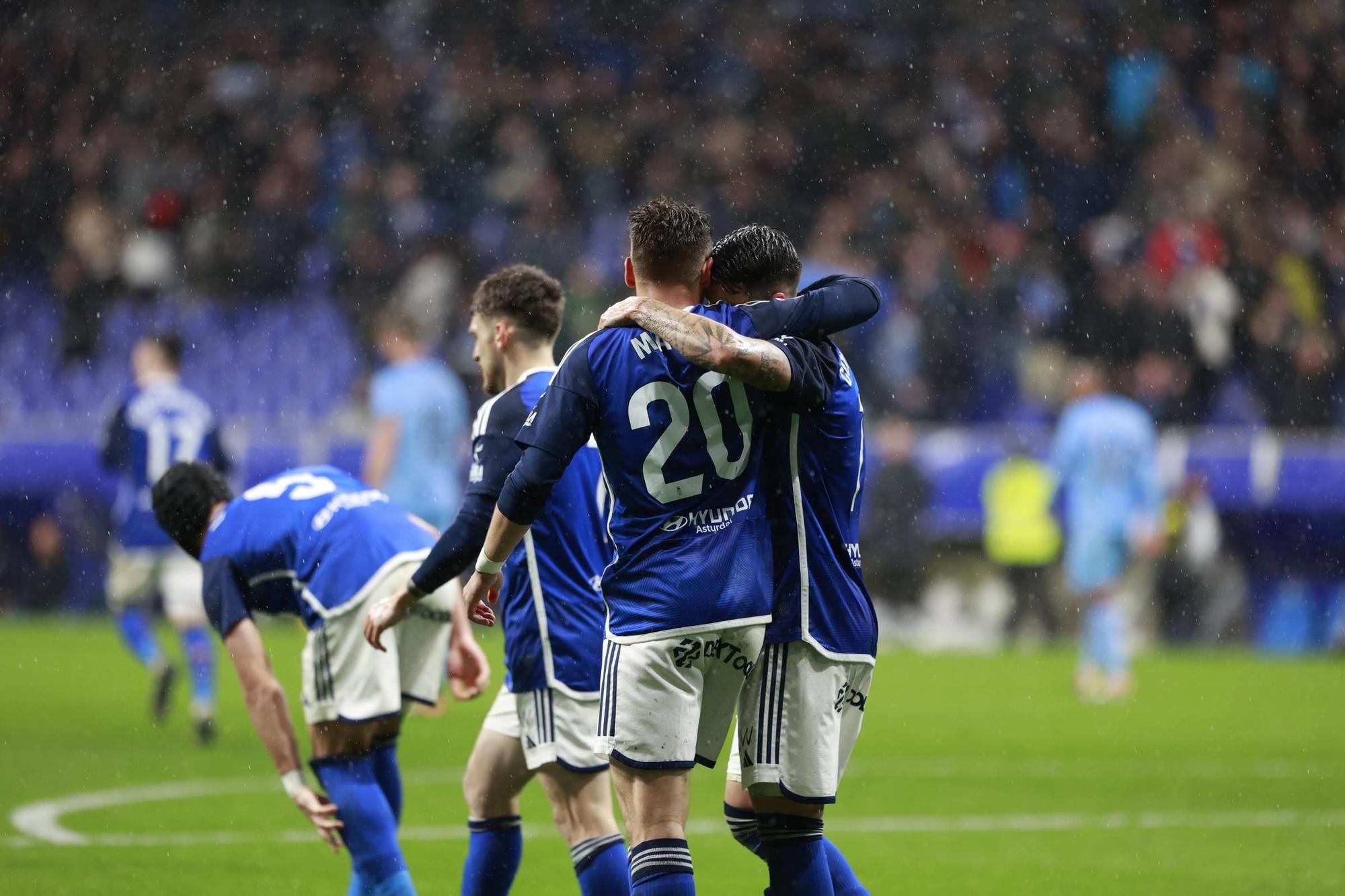 EN IMÁGENES: Ambiente y partido de un Real Oviedo-Levante pasado por agua