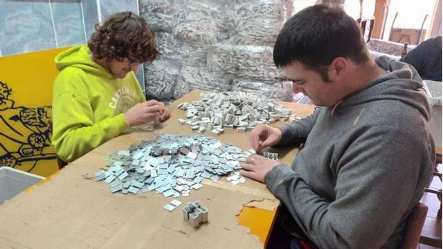 Els usuaris d'El Tamariu de Castelló d’Empúries muntant peces per l'empresa Cahors de Vilamalla