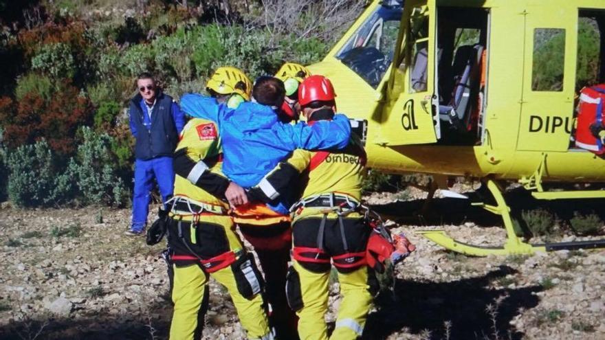 Rescatan a tres personas en helicóptero, dos de ellas lesionadas en una carrera